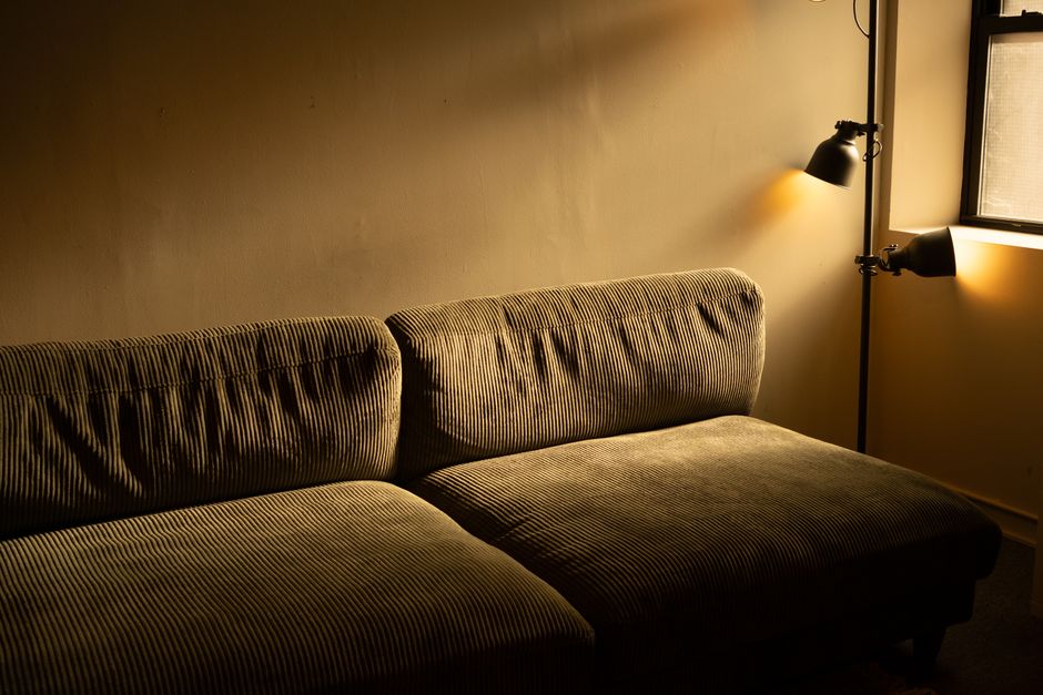 Living acogedor con luz cálida, un hogar real para habitar